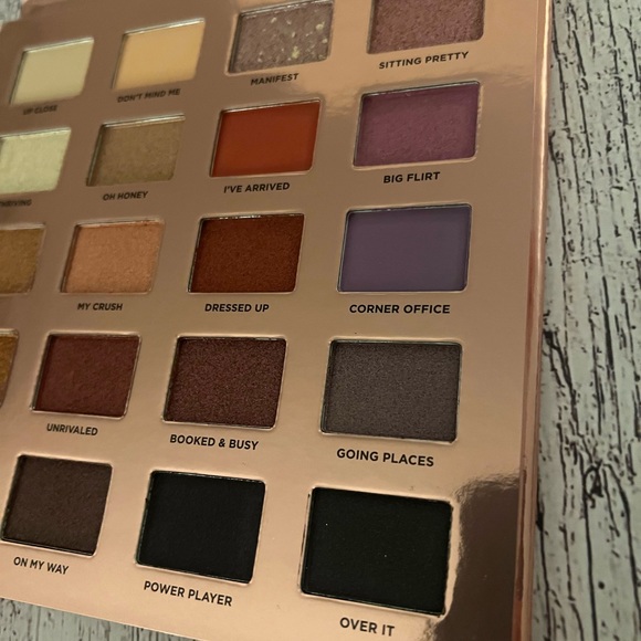 Iconic London DESK TO DANCE EYESHADOW PALETTE brand new in box! - Picture 6 of 14